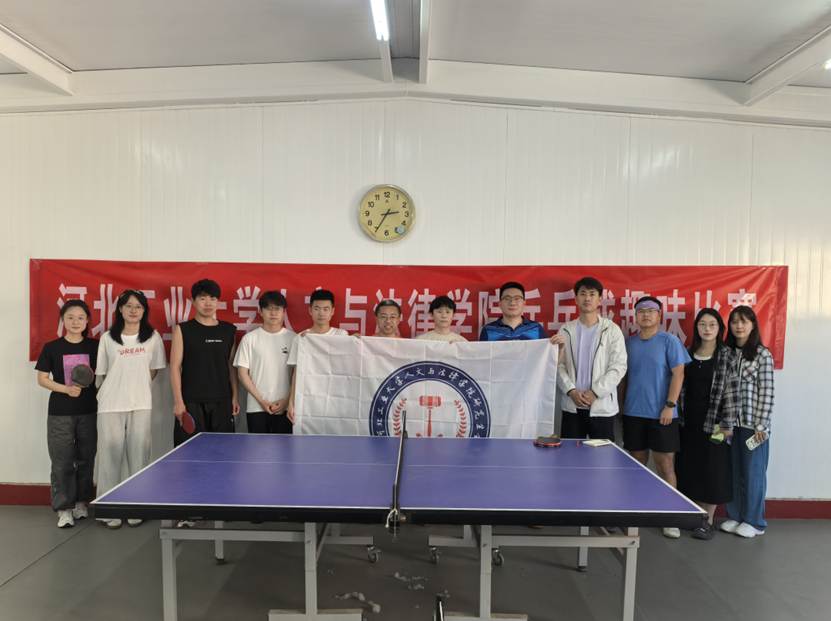 一群人站在桌子边 AI 生成的内容可能不正确。